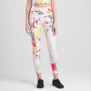♥️ Natori Josie SOLSTICE cropped leggings in White/Multi